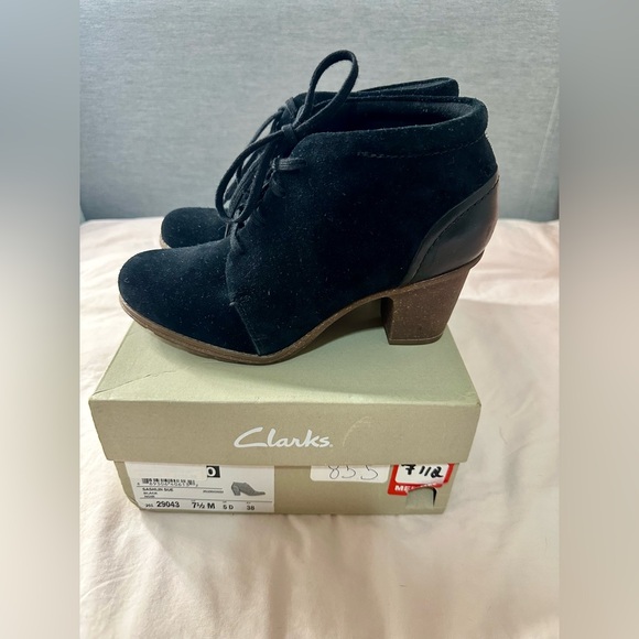 CLARKS BOOTIES Women's Black Lace Up SASHLIN SUE Suede/Leather 3" Heel size 7.5 - Picture 1 of 8